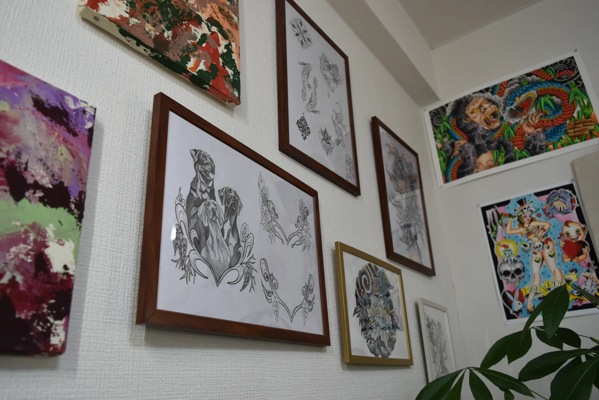 作品が飾られたスタジオの壁